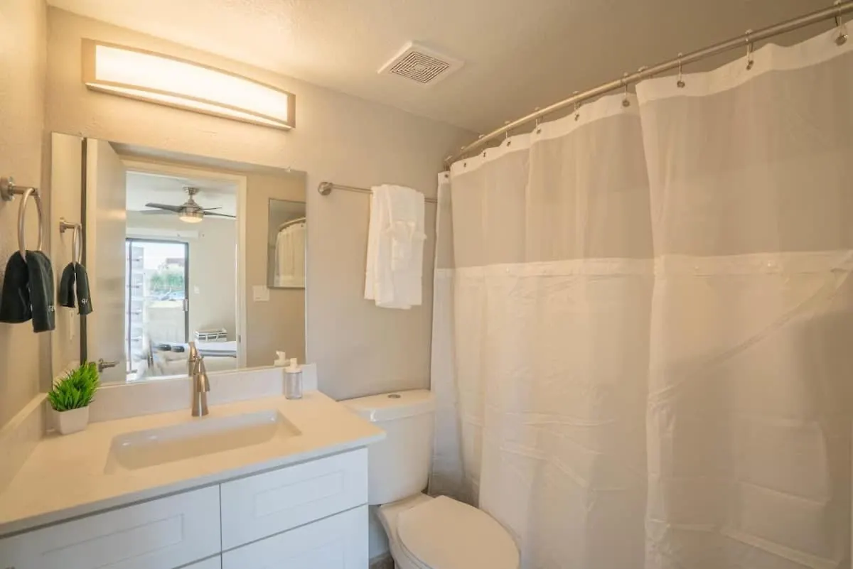 Spacious 2Bd - Parking, Gym, Pool - Sleep 8 - 5Min Casino Scottsdale