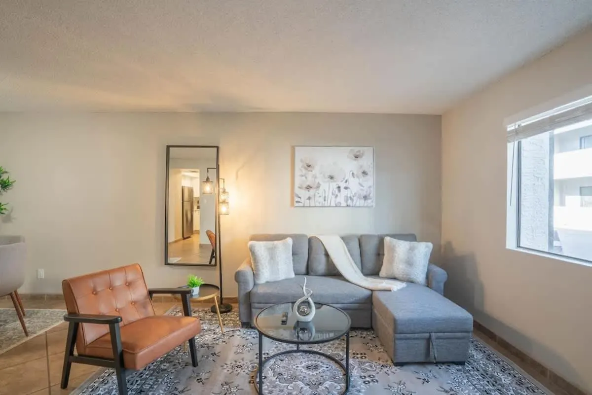 Spacious 2Bd - Parking, Gym, Pool - Sleep 8 - 5Min Casino Scottsdale