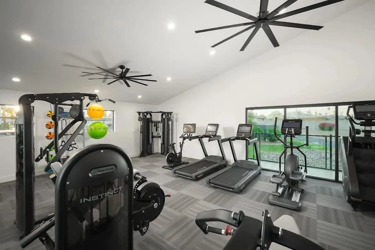 Spacious 2Bd - Parking, Gym, Pool - Sleep 8 - 5Min Casino Scottsdale